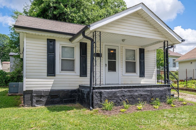 520 E Maple Ave, Gastonia, NC 28054 - view of front facade featuring a front lawn, a porch, crawl space, and a shingled roof