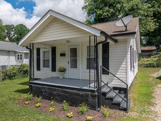 520 E Maple Ave, Gastonia, NC 28054 - view of front facade featuring a front lawn and covered porch