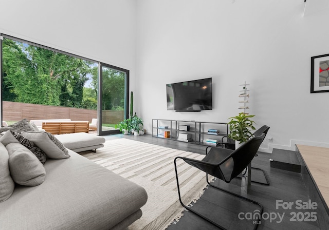 2913 Lake Ave, Charlotte, NC 28208 - living room featuring a towering ceiling