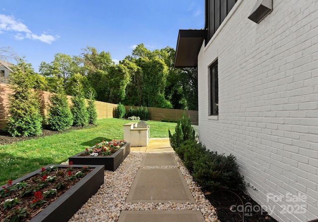 2913 Lake Ave, Charlotte, NC 28208 - view of yard featuring a garden