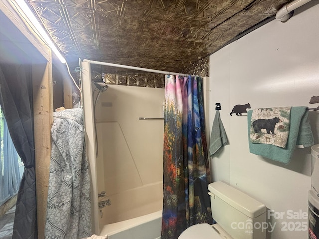 full bathroom featuring an ornate ceiling, toilet, and shower / bathtub combination with curtain