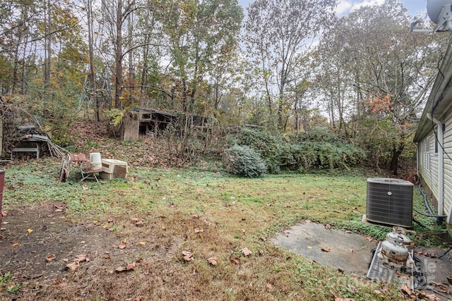 view of grassy yard featuring central AC