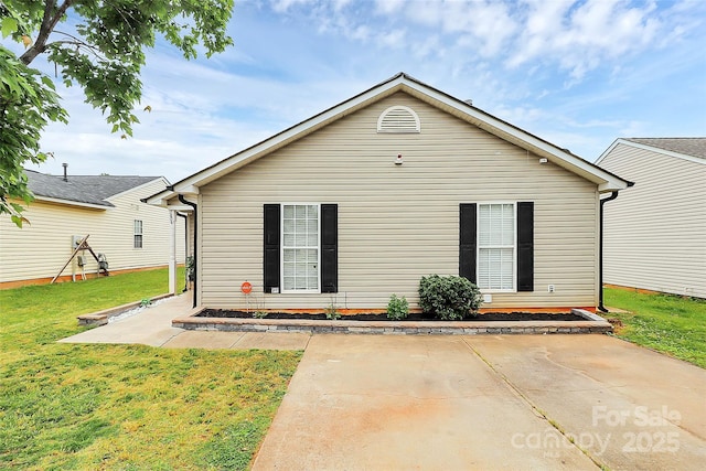 view of front facade with a front lawn