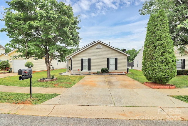 view of front facade featuring a front yard