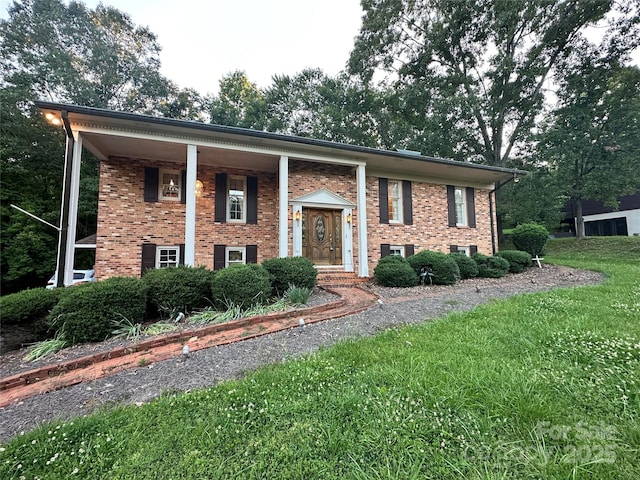 5495 Valley Run St, Hickory, NC 28601 - split foyer home featuring brick siding and a front yard