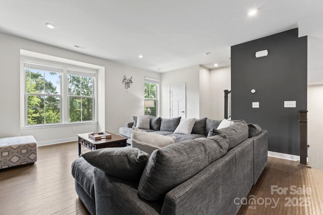 living area with dark wood-type flooring, recessed lighting, and baseboards