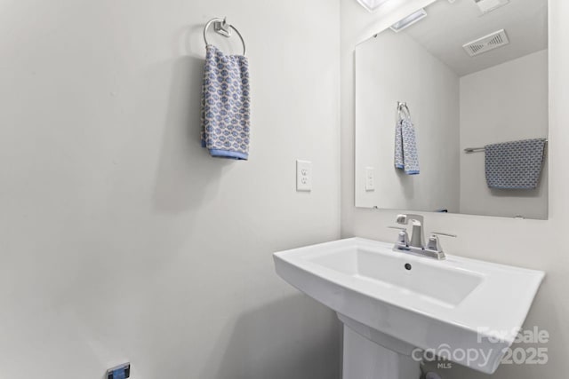 bathroom featuring a sink
