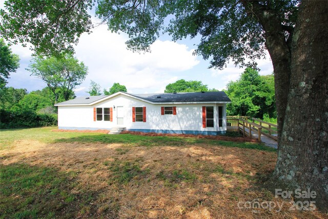 ranch-style home with entry steps