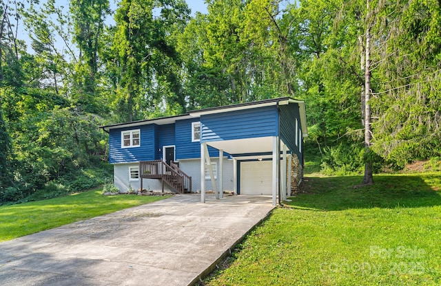 split foyer home featuring concrete driveway, a front lawn, a garage, and a carport