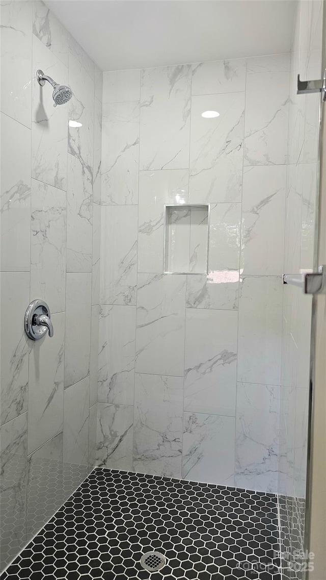 7021 Linda Lake Dr, Charlotte, NC 28215 - full bath featuring tiled shower