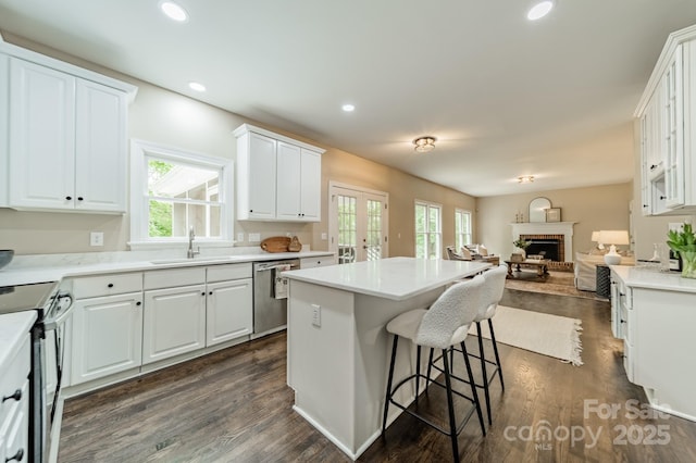 2907 Notchview Ct, Charlotte, NC 28210 - kitchen with stainless steel appliances, a sink, open floor plan, a kitchen island, and a breakfast bar
