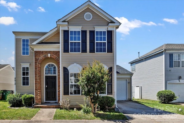 8610 Sawleaf Ct, Charlotte, NC 28215 - traditional home with driveway