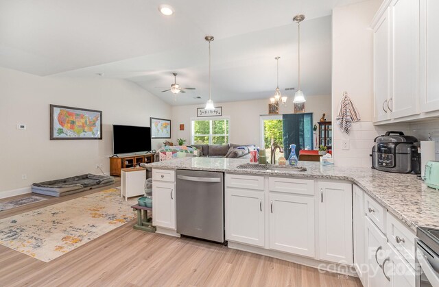 kitchen with stainless steel appliances, a sink, light wood finished floors, a peninsula, and open floor plan