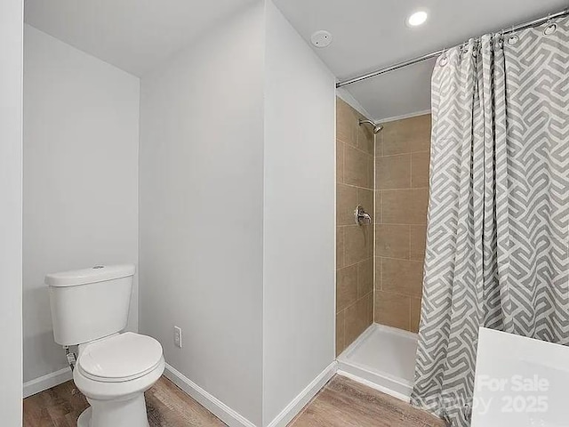 10379 Turnplow Dr, Davidson, NC 28036 - bathroom featuring tiled shower, toilet, wood finished floors, baseboards, and recessed lighting