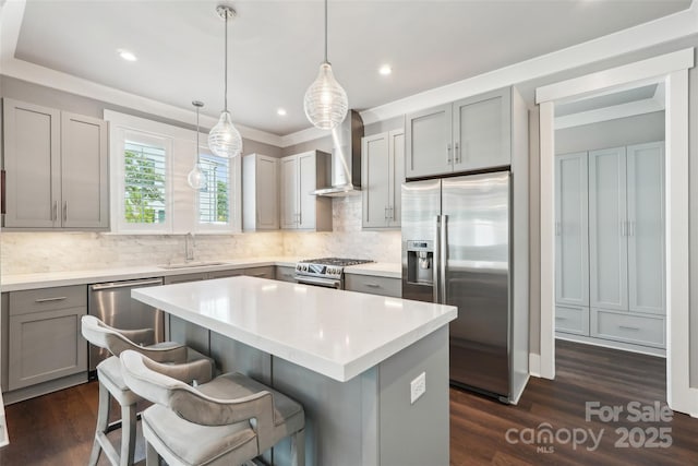 7908 Rea View Ct, Charlotte, NC 28226 - kitchen featuring stainless steel appliances, wall chimney range hood, a sink, gray cabinets, and a center island