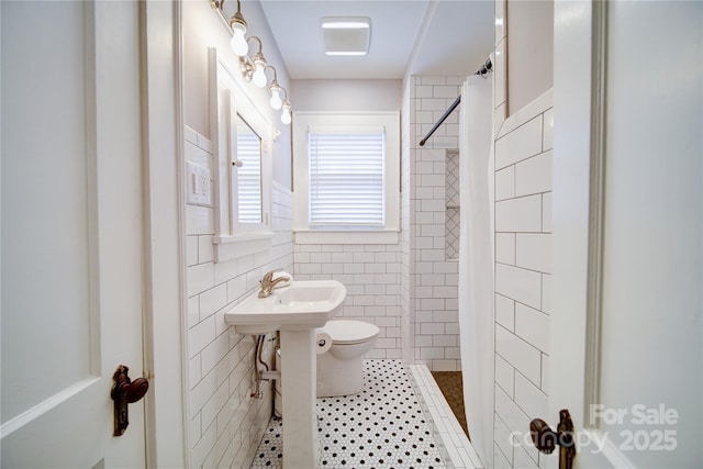 501 Pee Dee Ave, Albemarle, NC 28001 - full bath with tiled shower, toilet, and tile walls