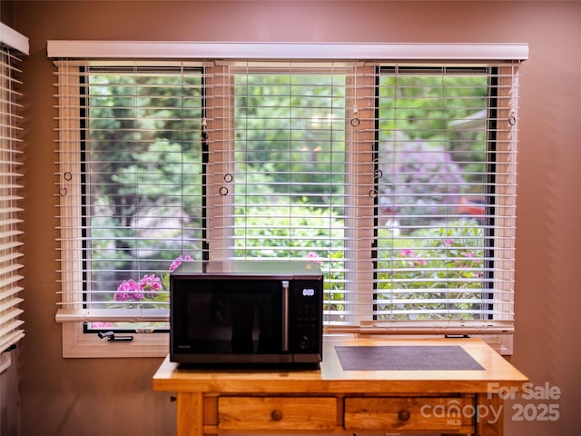 30 Robin Ln, Asheville, NC 28806 - detailed view of black microwave