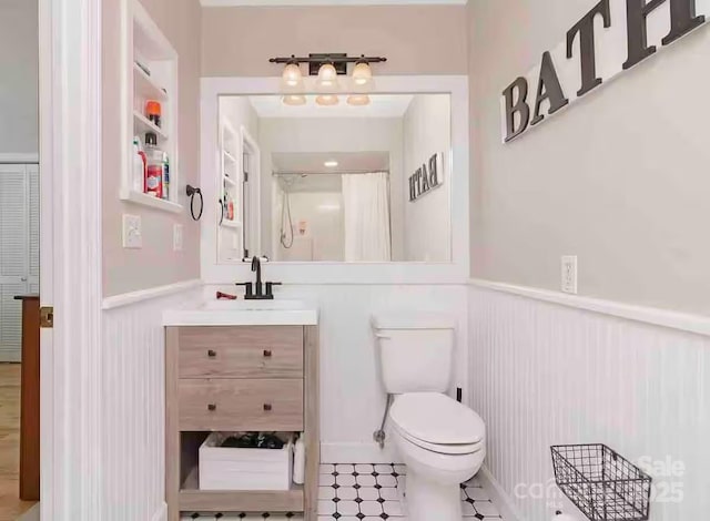 150 Deerwoode Ln, Brevard, NC 28712 - full bathroom featuring wainscoting, vanity, toilet, and curtained shower