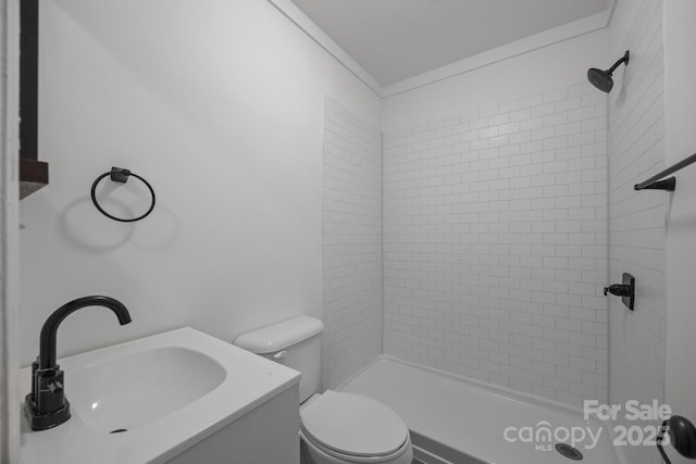 207 Eden St, Davidson, NC 28036 - bathroom with toilet, tiled shower, crown molding, and vanity