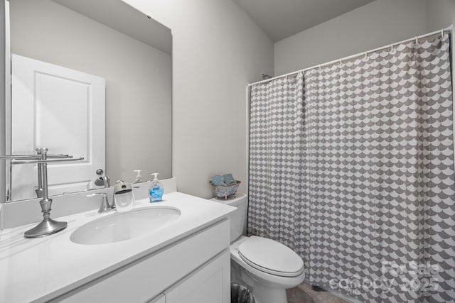 full bath with toilet, vanity, and a shower with curtain