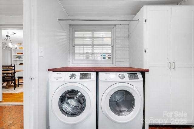 5162 Lincrest Pl, Charlotte, NC 28211 - laundry room featuring washer and clothes dryer, a chandelier, crown molding, and cabinet space