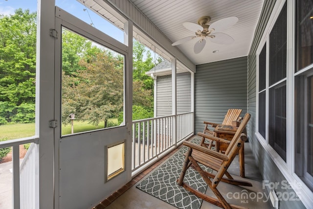 sunroom / solarium featuring a ceiling fan