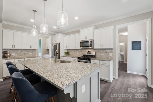3218 Gilroy Dr, Fort Mill, SC 29707 - kitchen featuring stainless steel appliances, a sink, a kitchen breakfast bar, a center island with sink, and decorative backsplash