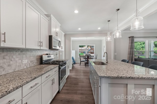 3218 Gilroy Dr, Fort Mill, SC 29707 - kitchen with appliances with stainless steel finishes, a sink, healthy amount of natural light, backsplash, and recessed lighting