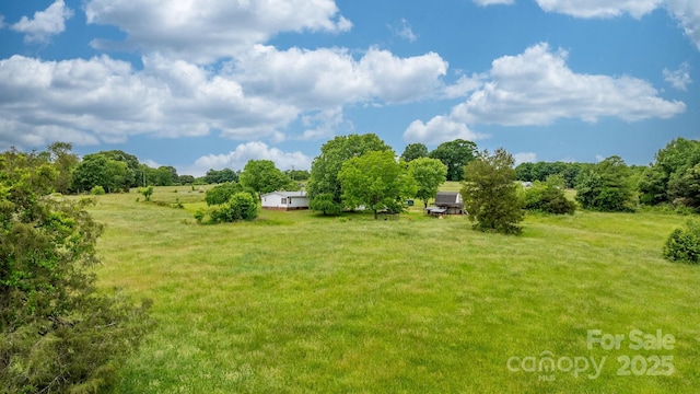 view of grassy yard featuring a view of countryside