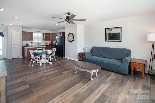 living room featuring dark wood finished floors, ceiling fan, recessed lighting, and baseboards