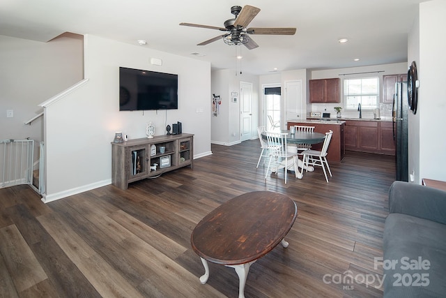 living area with ceiling fan, baseboards, dark wood finished floors, and recessed lighting
