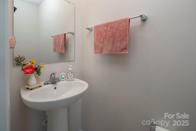bathroom featuring a sink