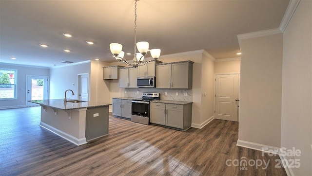 kitchen with stainless steel appliances, gray cabinetry, ornamental molding, dark wood-type flooring, and a sink