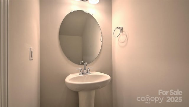 bathroom featuring a sink