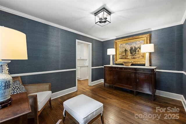 living area featuring crown molding, dark wood-style floors, and baseboards