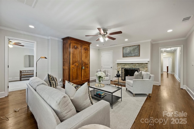 living room featuring ceiling fan, recessed lighting, baseboards, wood finished floors, and ornamental molding