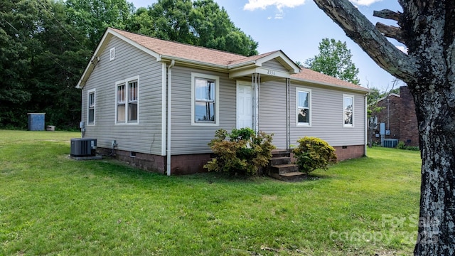 2336 32nd St NE, Hickory, NC 28601 - view of side of property featuring crawl space, a lawn, and central AC