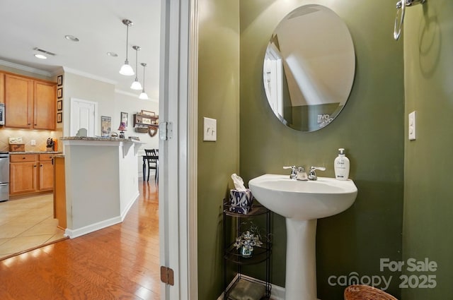 541 River Park Rd, Belmont, NC 28012 - bathroom with crown molding, wood finished floors, tasteful backsplash, recessed lighting, and a sink
