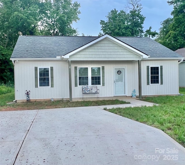 single story home with a shingled roof