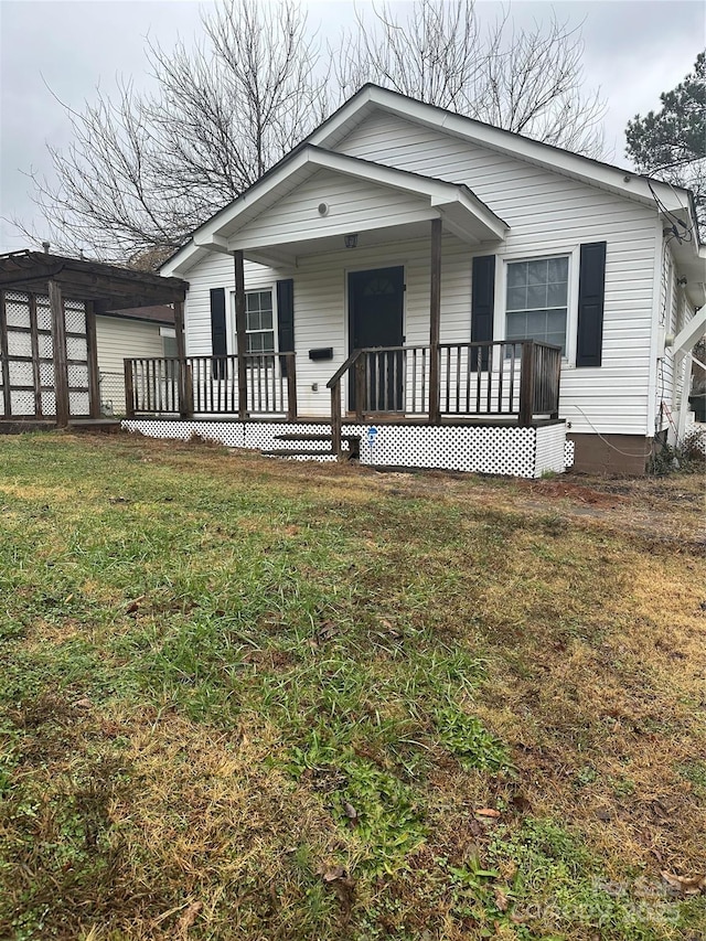 view of front of home featuring a front lawn and covered porch