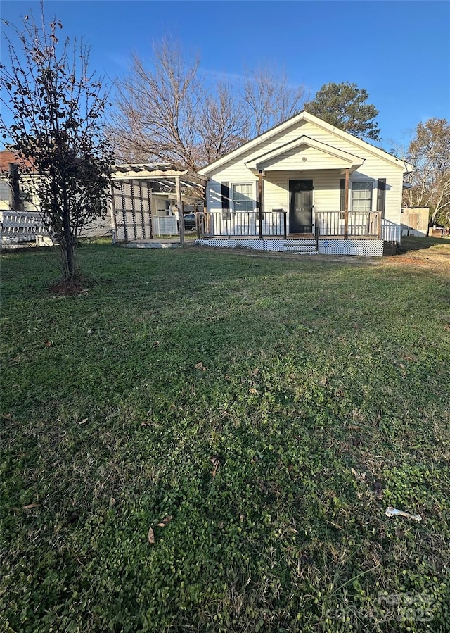 view of front facade with a front lawn and covered porch