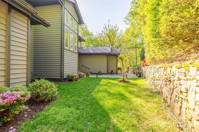 view of grassy yard featuring a patio