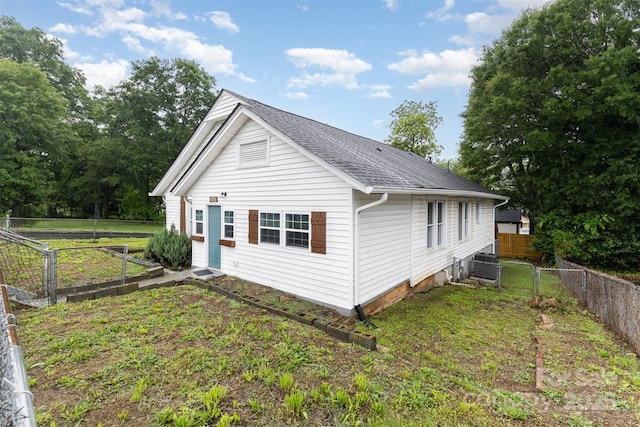 417 S Broad St, Gastonia, NC 28052 - view of front of house with a garden and roof with shingles