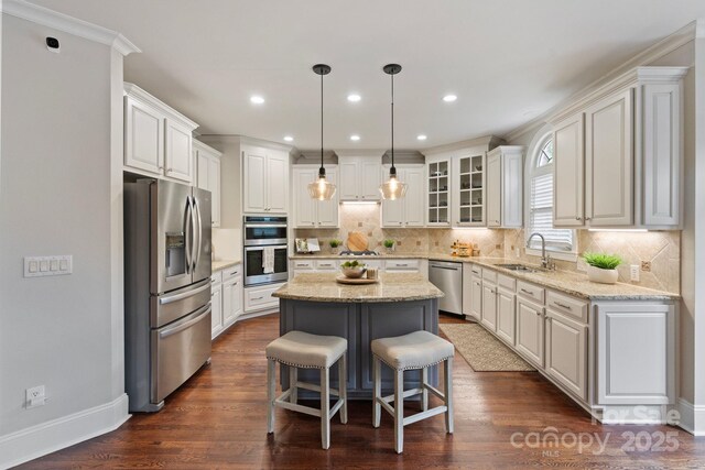 9433 Wallace Pond Dr, Huntersville, NC 28078 - kitchen featuring appliances with stainless steel finishes, a sink, a center island, tasteful backsplash, and recessed lighting