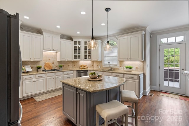 9433 Wallace Pond Dr, Huntersville, NC 28078 - kitchen featuring appliances with stainless steel finishes, crown molding, white cabinets, a sink, and tasteful backsplash