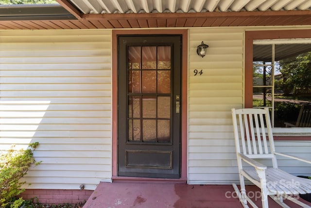 property entrance featuring covered porch