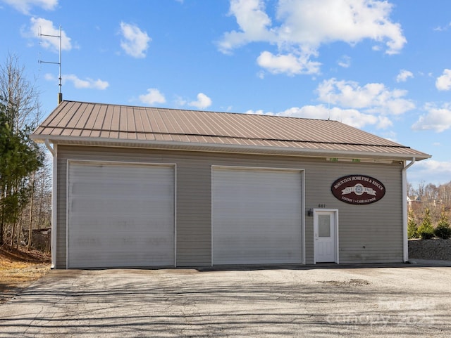 5 Governors Dr, Hendersonville, NC 28791 - view of detached garage