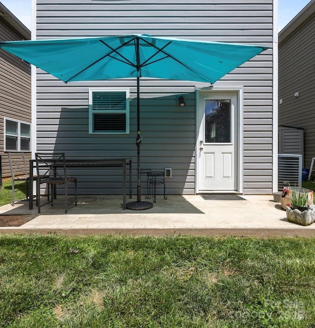 property entrance featuring a patio and a yard