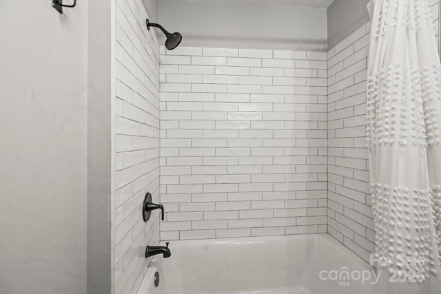 bathroom featuring shower / bath combo