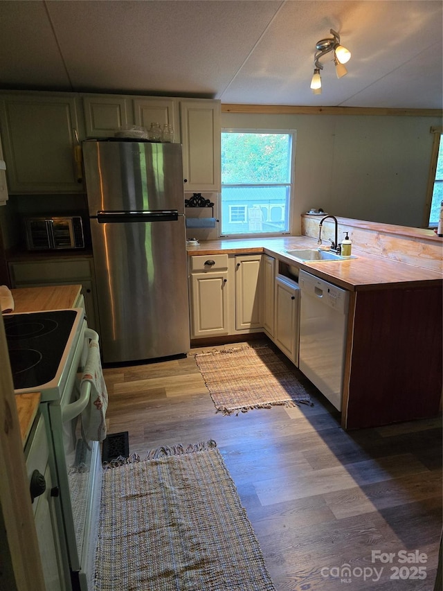 850 Meadowbend Dr, York, SC 29745 - kitchen featuring white appliances, a sink, wood finished floors, light countertops, and a peninsula
